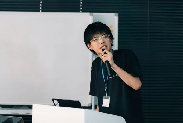 Nozomi Koborinai speaking at a tech conference