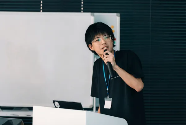 Nozomi Koborinai speaking at a tech conference